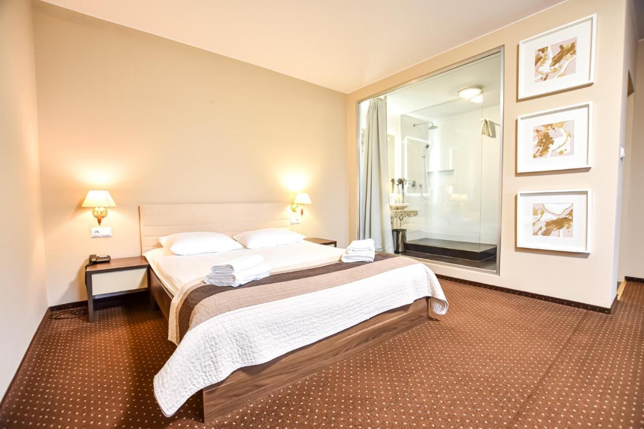 Lesny Dwor Hotel Radom Buitenkant foto