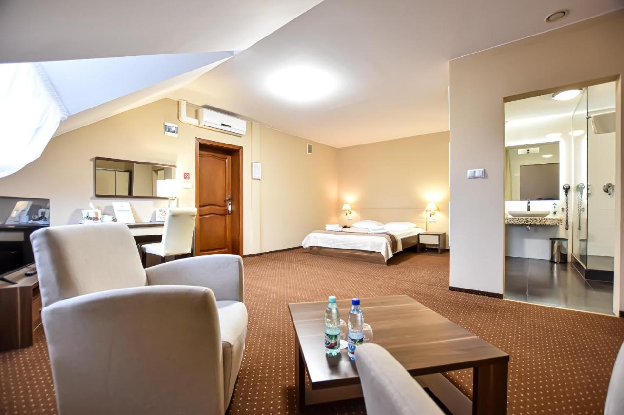 Lesny Dwor Hotel Radom Buitenkant foto