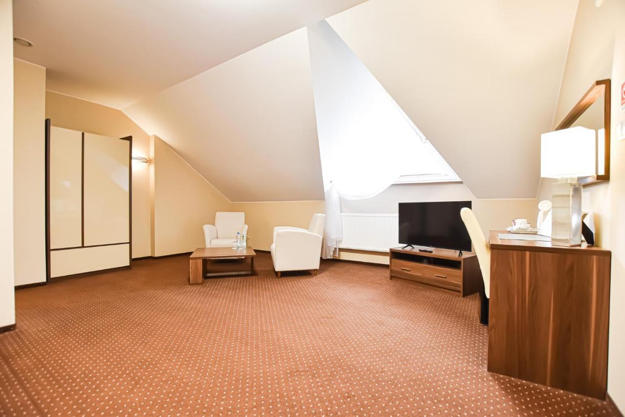 Lesny Dwor Hotel Radom Buitenkant foto