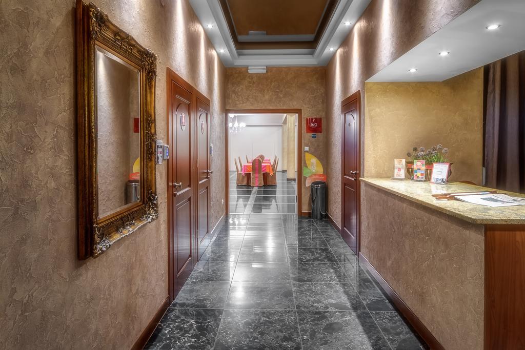 Lesny Dwor Hotel Radom Buitenkant foto