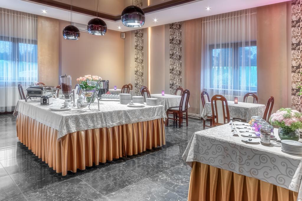 Lesny Dwor Hotel Radom Buitenkant foto