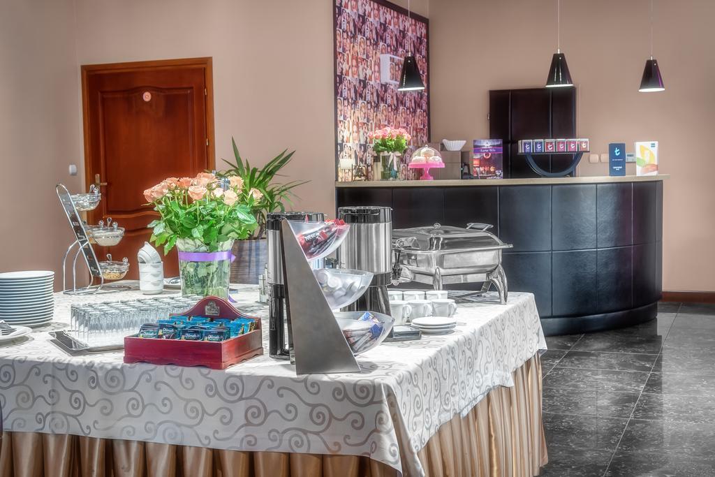 Lesny Dwor Hotel Radom Buitenkant foto