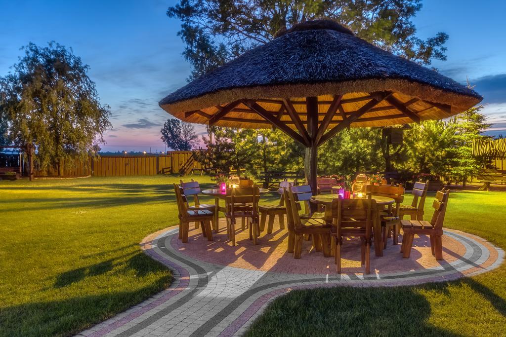 Lesny Dwor Hotel Radom Buitenkant foto