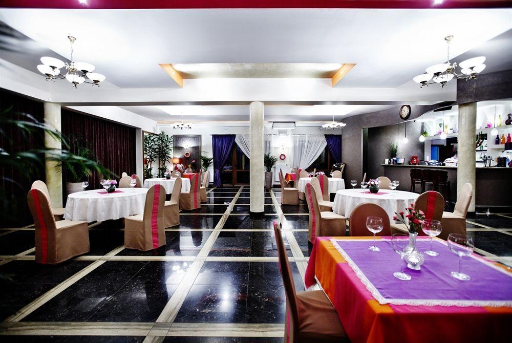 Lesny Dwor Hotel Radom Buitenkant foto
