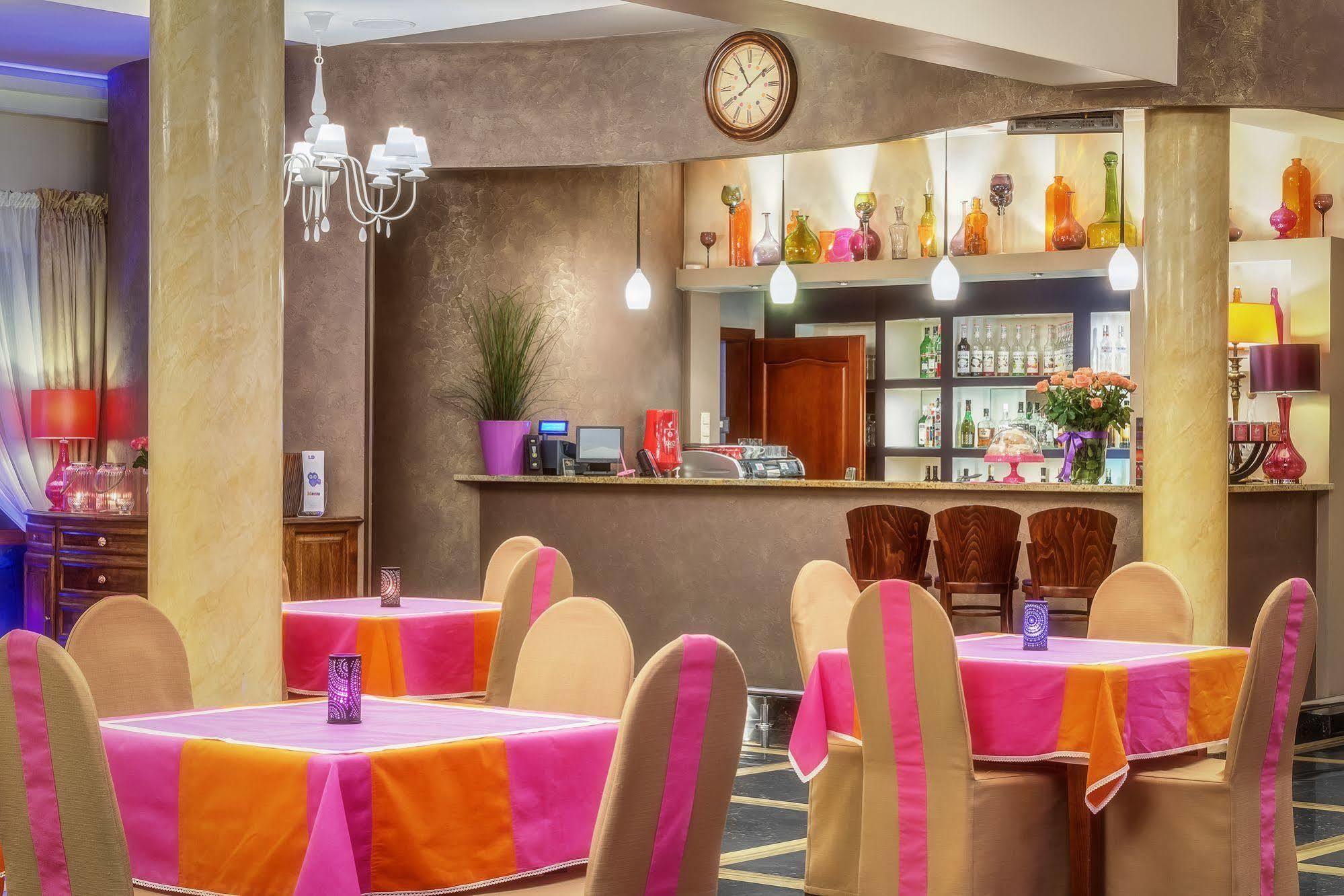 Lesny Dwor Hotel Radom Buitenkant foto