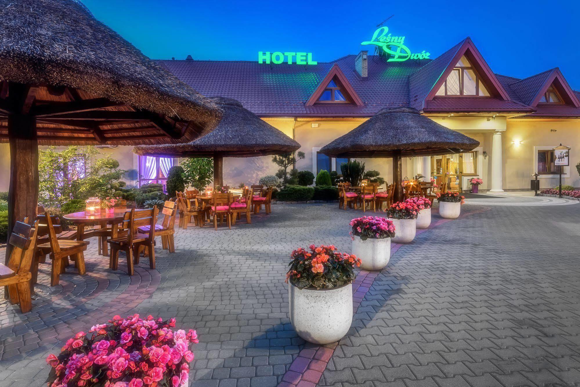 Lesny Dwor Hotel Radom Buitenkant foto