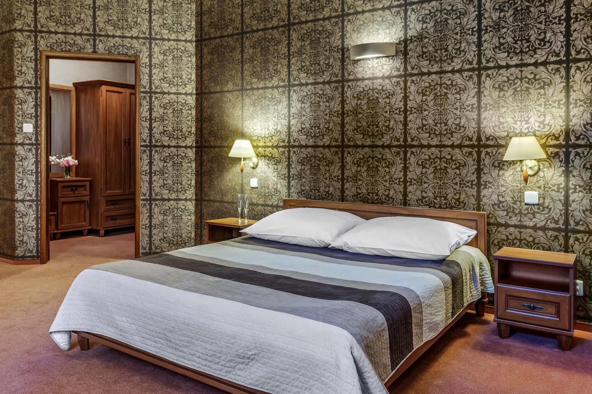 Lesny Dwor Hotel Radom Buitenkant foto